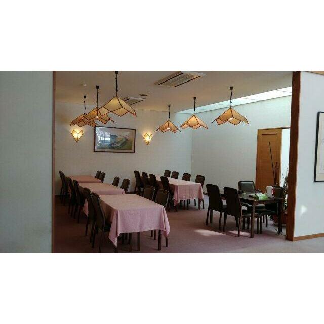 お洒落な照明付きのお食事処