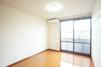 縦長タイプのお部屋♪窓の前面には洗濯物干しに便利な〝ホスクリーン〟を設置。