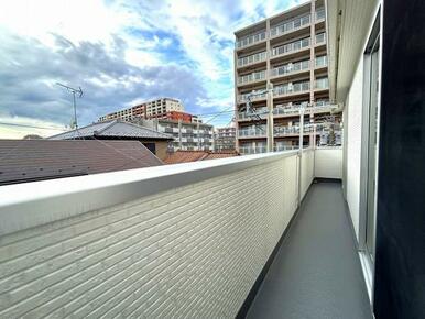 バルコニー(洋室2部屋と隣接しており広々としています)