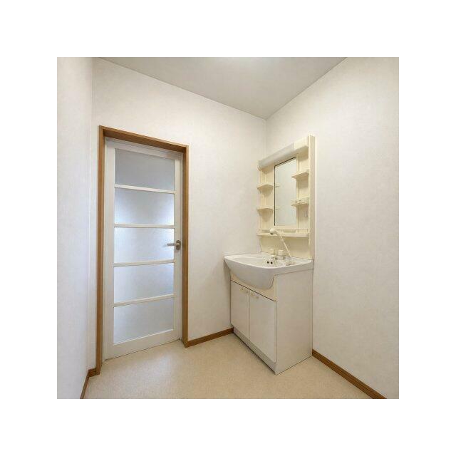 朝の身支度に嬉しいシャワー付き洗面台♪