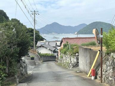 物件に向かう途中の坂道の風景ですが、ものすごくエモくないですか！？