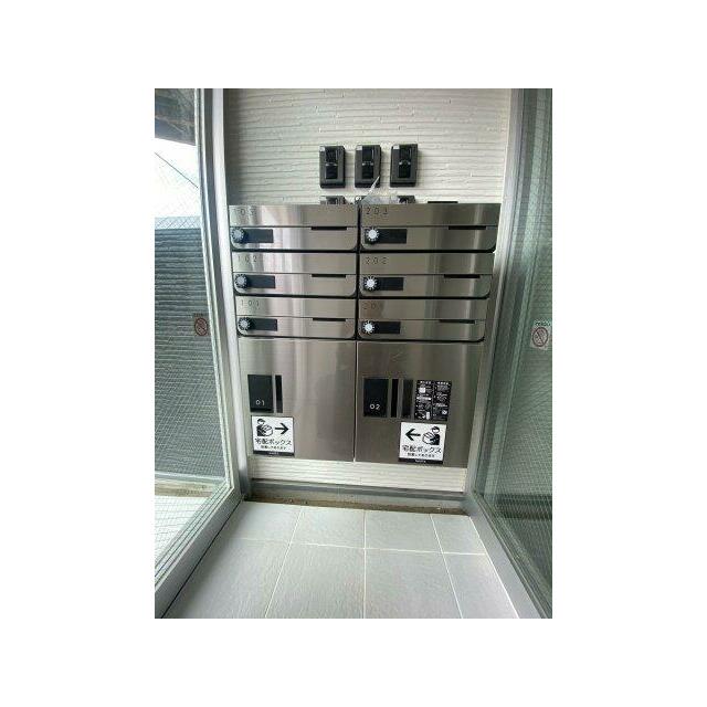 ポストの下には便利な宅配BOX