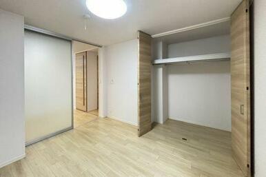 【洋室】２本のハンガーパイプと枕棚を配したクローゼットは天井高を活かしてたっぷり収納できます♪