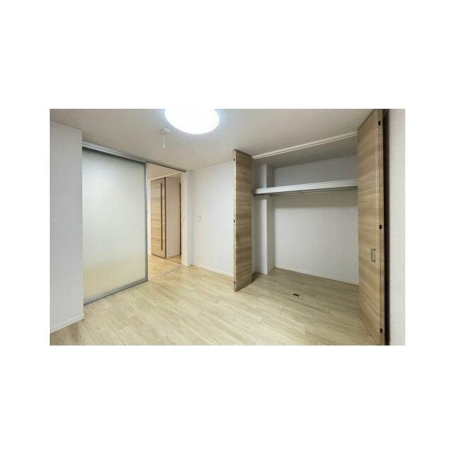 【洋室】２本のハンガーパイプと枕棚を配したクローゼットは天井高を活かしてたっぷり収納できます♪