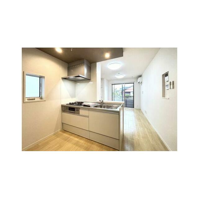 【ＬＤＫ】換気と採光を考慮した小窓の付いたキッチンは、オールスライド式収納なので奥までたっぷりと収…