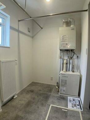 洗濯機・脱衣スペースはゆとりの広さ♪