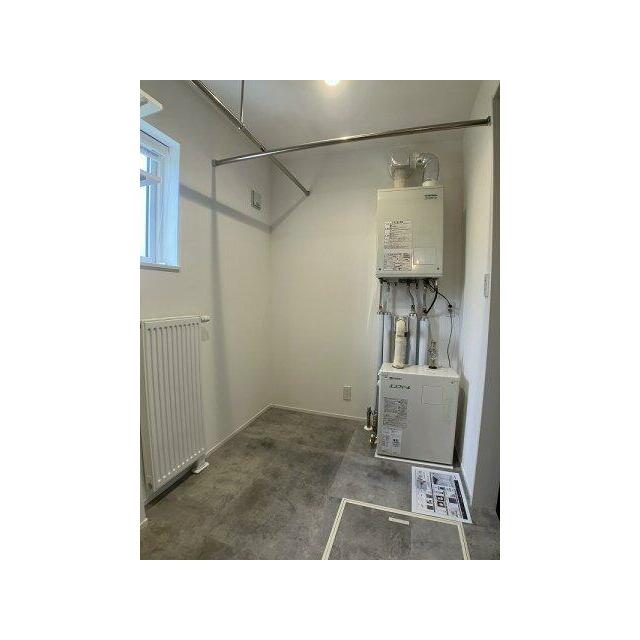 洗濯機・脱衣スペースはゆとりの広さ♪