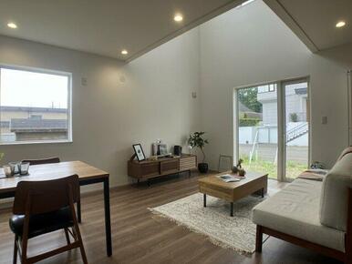 日当たりよく開放感あるリビング♪