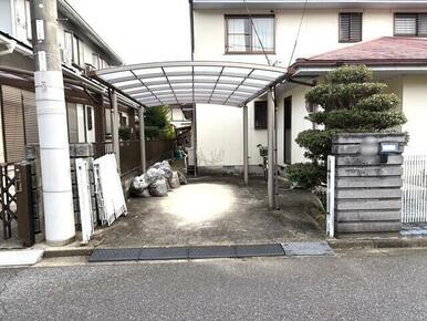 カーポートあり！前面道路幅員約６ｍと広々ございますので、スムーズに駐車可能です♪