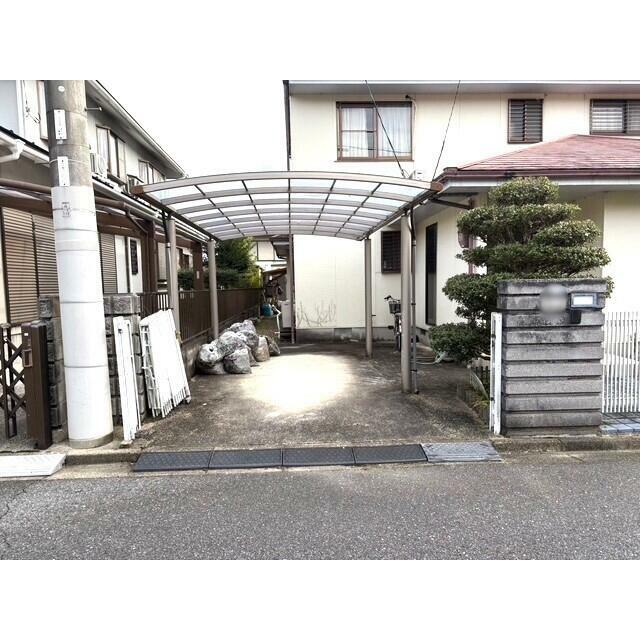 カーポートあり！前面道路幅員約６ｍと広々ございますので、スムーズに駐車可能です♪