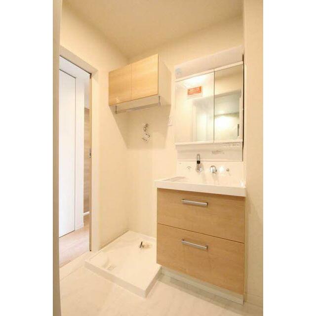 洗面所は先発洗面化粧台付です。収納もございます。