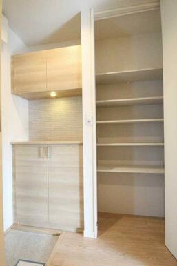 玄関はダウンライト付シューズボックスがございます。さらに棚付クローゼットを設けており玄関も収納豊富…