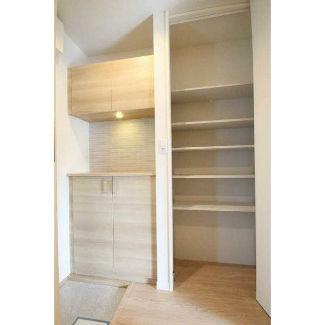 玄関はダウンライト付シューズボックスがございます。さらに棚付クローゼットを設けており玄関も収納豊富…