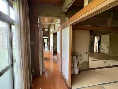続き間の奥側から見た縁側です。
