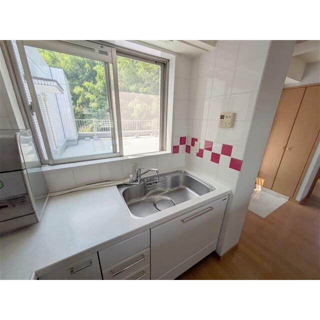 キッチン北側ルーフバルコニーに通じる窓があります。