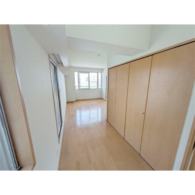 東側、約12帖の洋室です。バルコニー、ルーフバルコニーへと出られます。