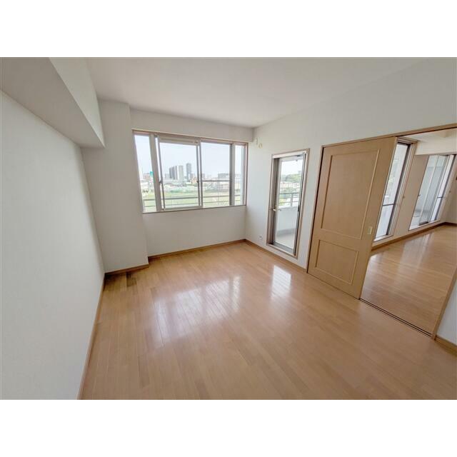 東側、約12帖の洋室です。バルコニー、ルーフバルコニーへと出られます。