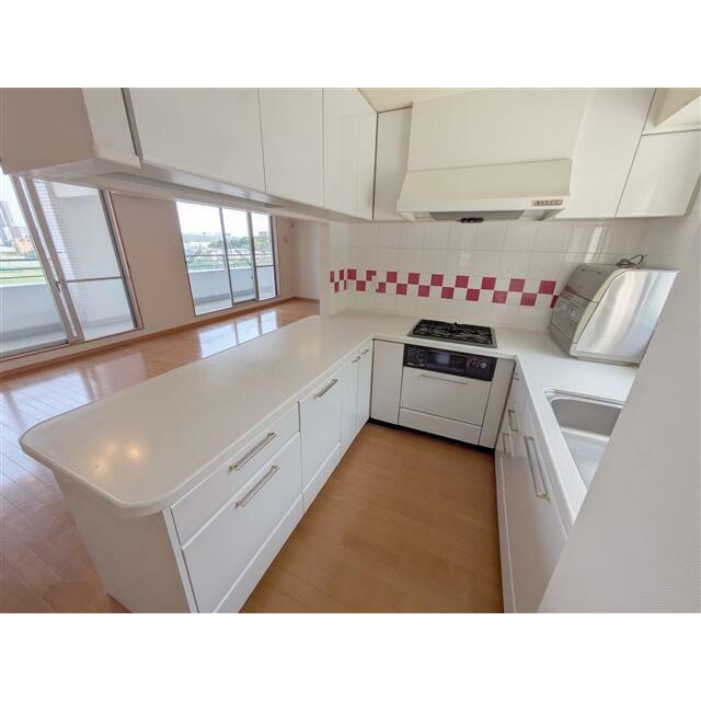 白を基調としたコの字型のキッチンです。