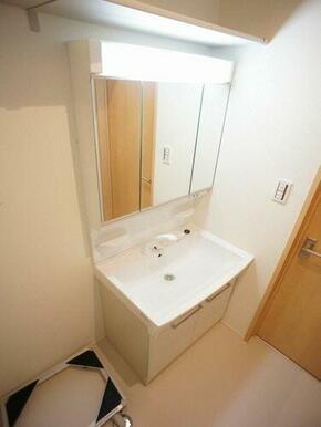 シャワー付きでシャンプーも出来る独立洗面化粧台☆