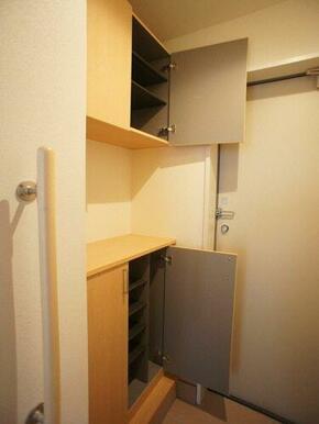 上下に分かれたシューズＢＯＸは収納力があります。棚の高さも変えられるため、ブーツなどの収納も可能で…