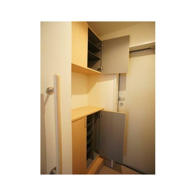 上下に分かれたシューズＢＯＸは収納力があります。棚の高さも変えられるため、ブーツなどの収納も可能で…
