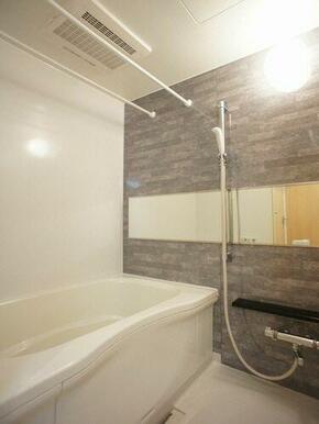 冷めてしまった湯船もすぐにあったかく！浴室追焚機能付☆サーモスタットで温度調整も楽々♪雨の日も安心…