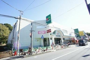 スーパーのマルエツです。大和田駅からの通り道にあり買物も便利です。１５０ｍ（徒歩２分）