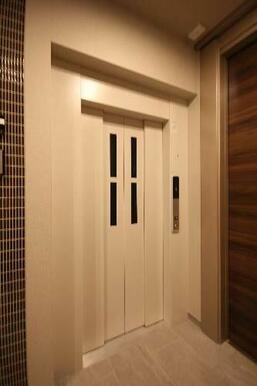 【共用部】エレベータがあるので重い荷物があっても安心です。