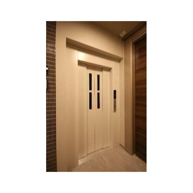 【共用部】エレベータがあるので重い荷物があっても安心です。