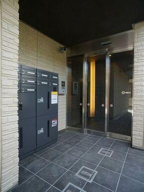 宅配ボックス付の共用玄関です。