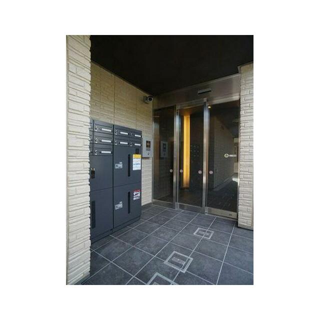 宅配ボックス付の共用玄関です。