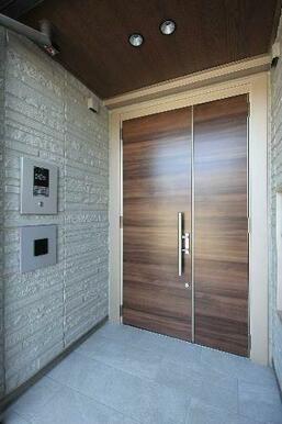 【共用部】オートロック仕様の共用ドア。セキュリティ面でも安心です。