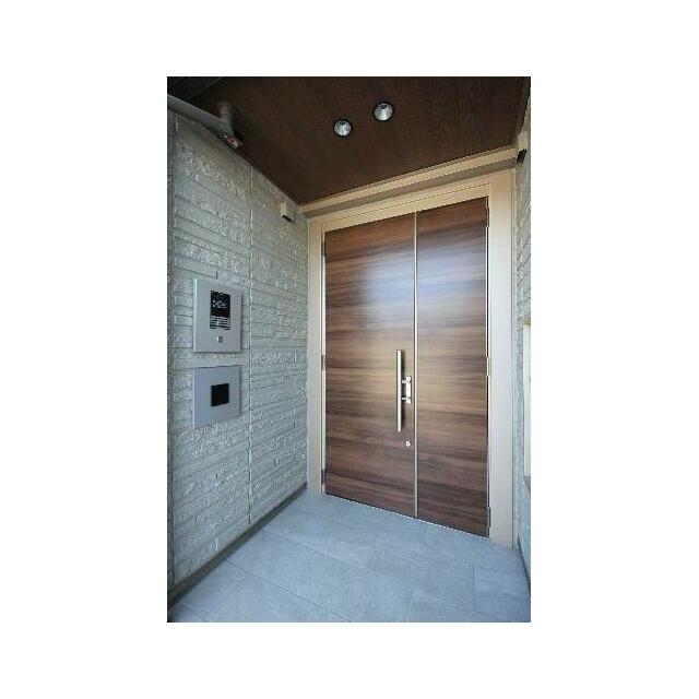 【共用部】オートロック仕様の共用ドア。セキュリティ面でも安心です。