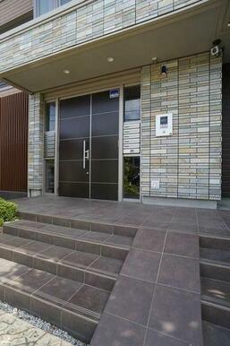 【エントランス】共用玄関にはオートロック扉と防犯カメラを設置済！セキュリティに配慮した建物です。