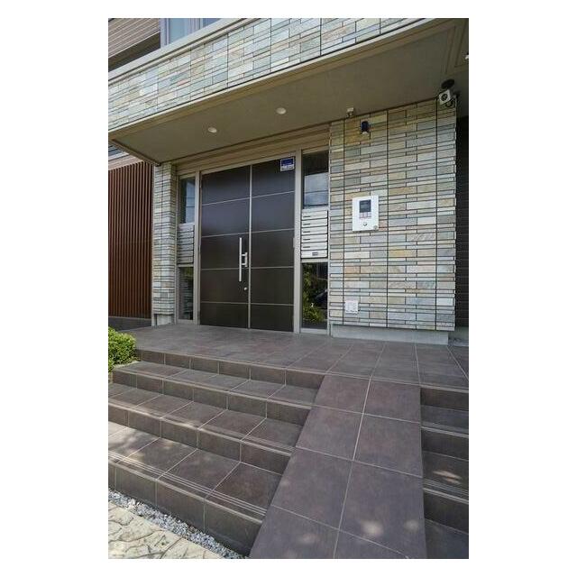 【エントランス】共用玄関にはオートロック扉と防犯カメラを設置済！セキュリティに配慮した建物です。