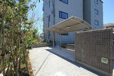 【外観】敷地内に屋根付き駐輪場がございます。雨の日も安心です。
