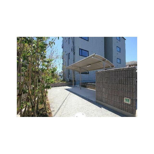 【外観】敷地内に屋根付き駐輪場がございます。雨の日も安心です。