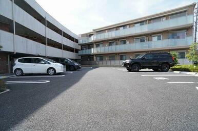 【駐車場】駐車場は広く停めやすいです。また前面道路は車通りが少なく公道へも出やすい点もポイント。