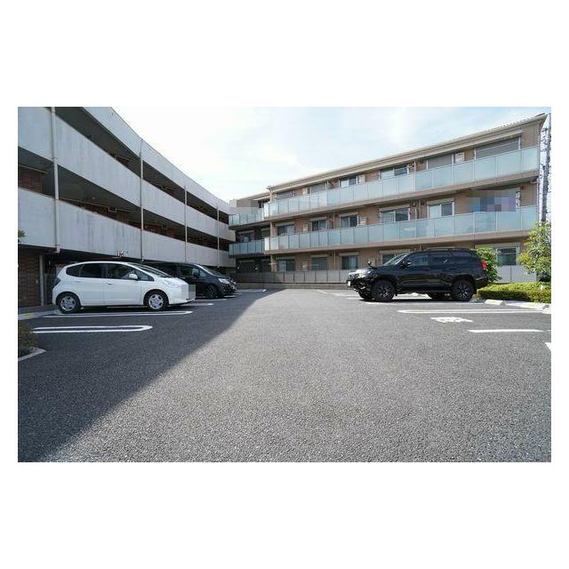 【駐車場】駐車場は広く停めやすいです。また前面道路は車通りが少なく公道へも出やすい点もポイント。