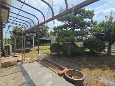 縁側はルーフ付きです。