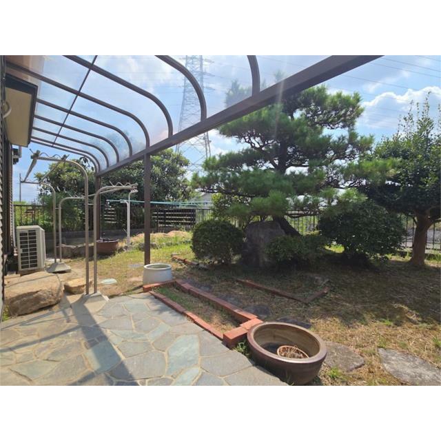 縁側はルーフ付きです。