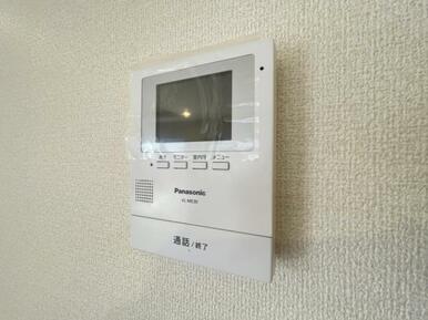 訪問者がひと目でわかるモニター付きインターホンを標準装備。お子さまのお留守番にも安心です！