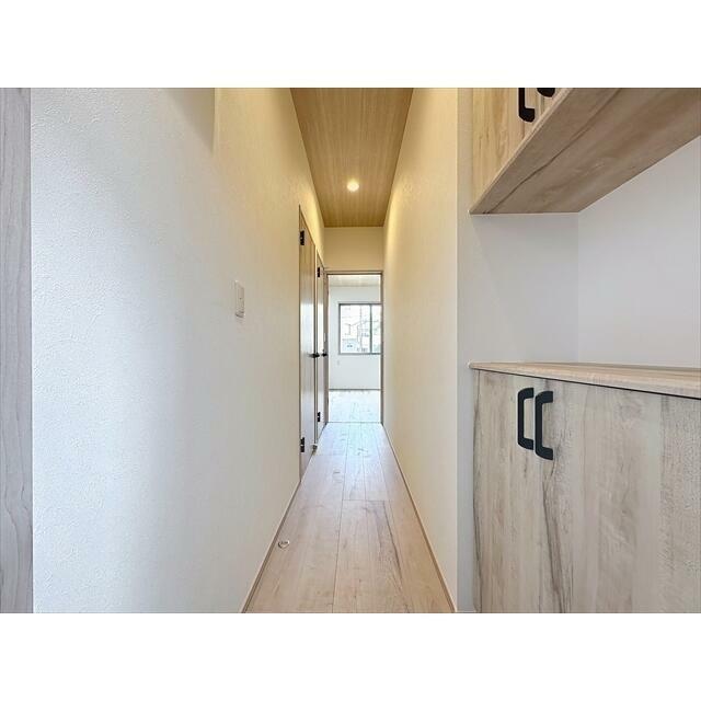棚数豊富な下駄箱で片付く玄関です