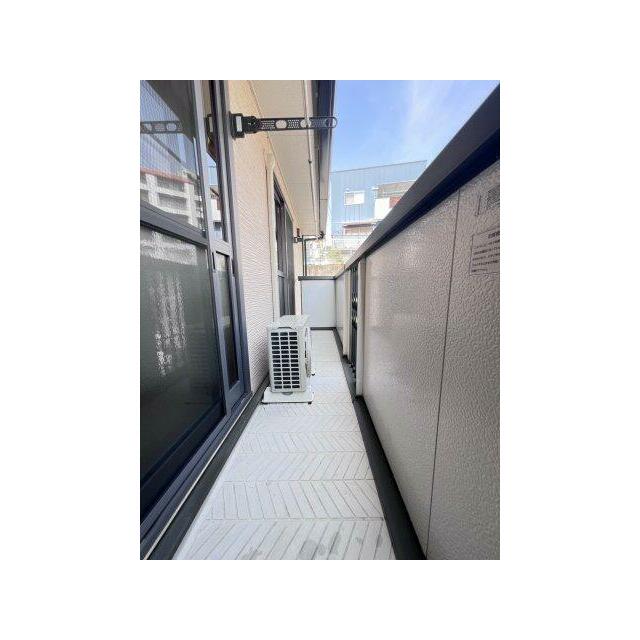 洗濯物も布団も干せる広々としたバルコニーです