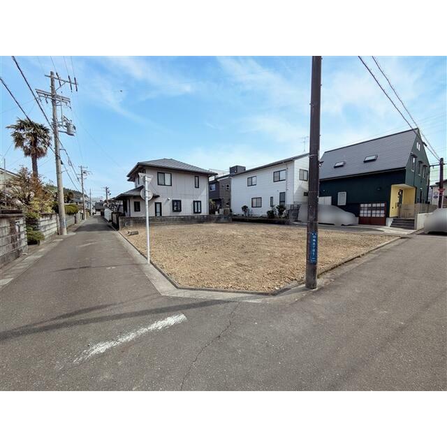 北西角地、南側は水路のため、開放的な土地です。