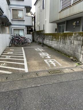 建物裏に敷地内駐車場、駐輪場あり！