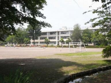 上松山小学校　755ｍ/徒歩10分、車2分