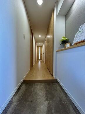 「玄関」床、建具、玄関タイル、壁紙の施工により、雰囲気を一新しました