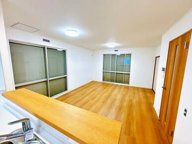 「LDK」キッチンカウンターからリビングを見た景色です。