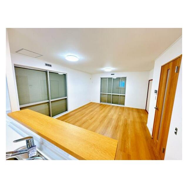 「LDK」キッチンカウンターからリビングを見た景色です。